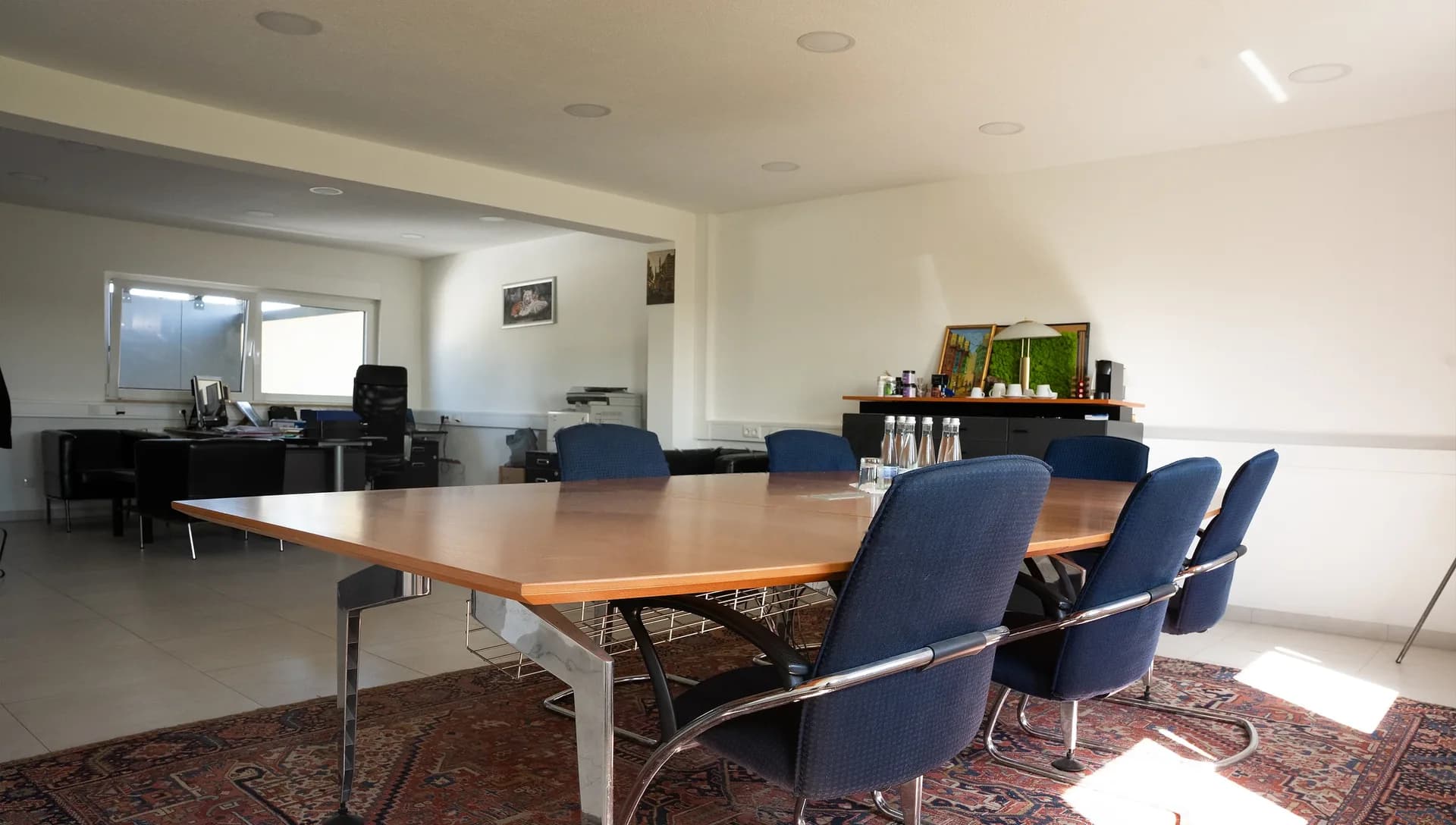 Büro im Erdgeschoss: Einzelbüro mit Besprechungstisch