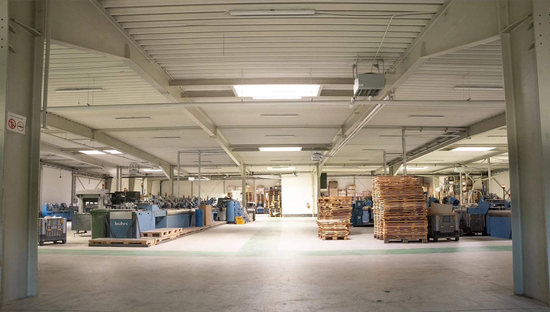 Blick durch die Halle in voller Tiefe, Stahlbinder und Oberlichter